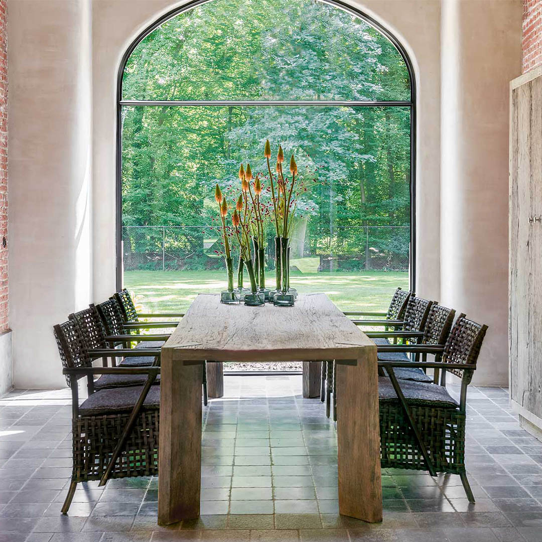 Arvhie_gommaire_indoor_dining_table