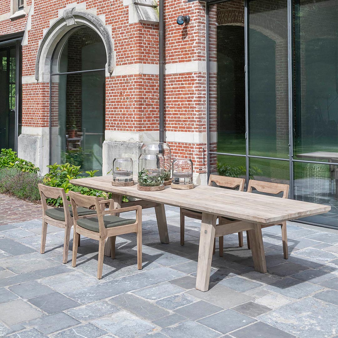 Mia_table_front
