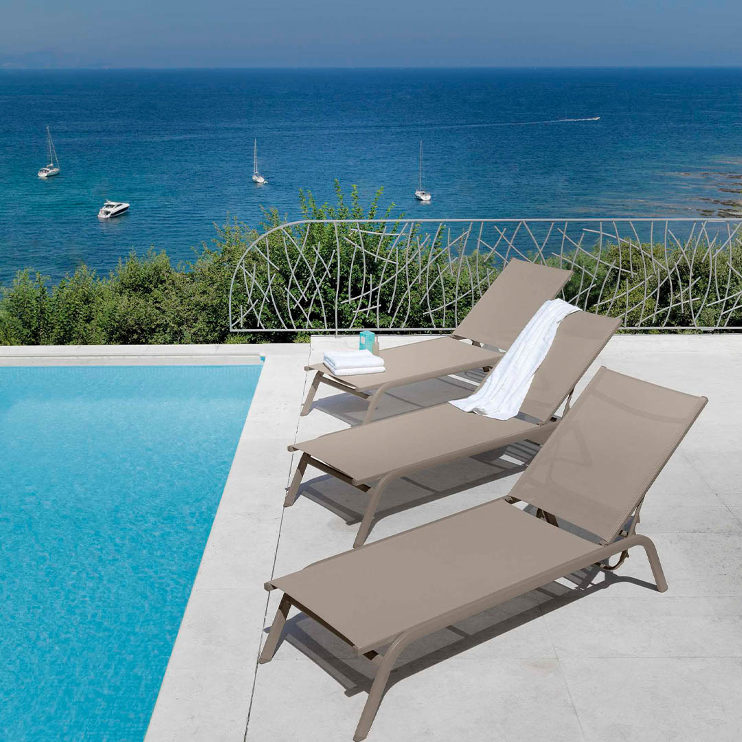 Step_lounge_front